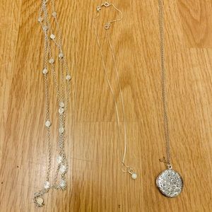 Three delicate necklaces (silver)
